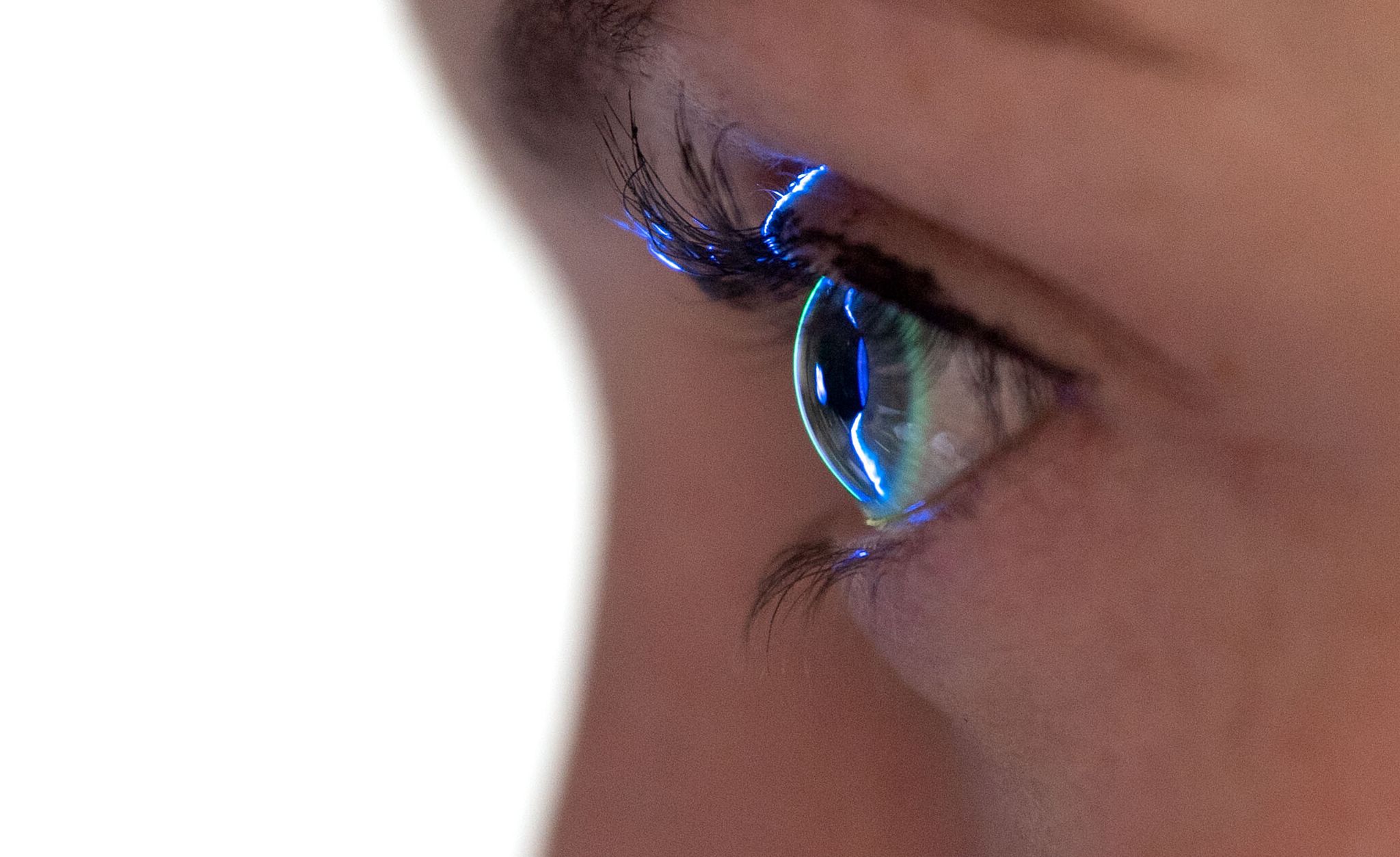 Ins Auge gegangen: Wann spülen hilft – und wann der Arzt