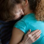 Pflegebedürftiger Mensch hat Schmerzen – wie helfen?