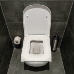 Papier auf die Brille? Hygiene-Tipps für öffentliche Klos