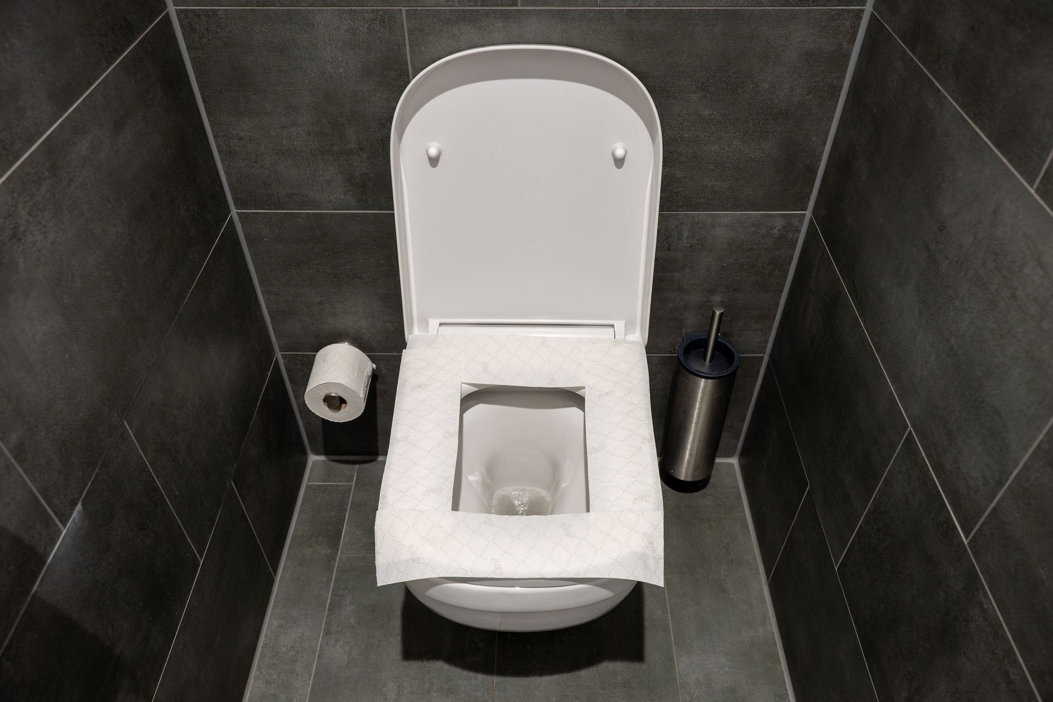 Papier auf die Brille? Hygiene-Tipps für öffentliche Klos