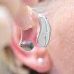 Keine enge Mütze: So kommt das Hörgerät gut durch den Winter