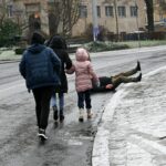 Glatte Straßen: Wann Spikes an den Schuhen helfen