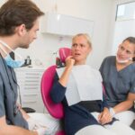 Hilfe, meine Zähne lockern sich! Woran das liegen kann