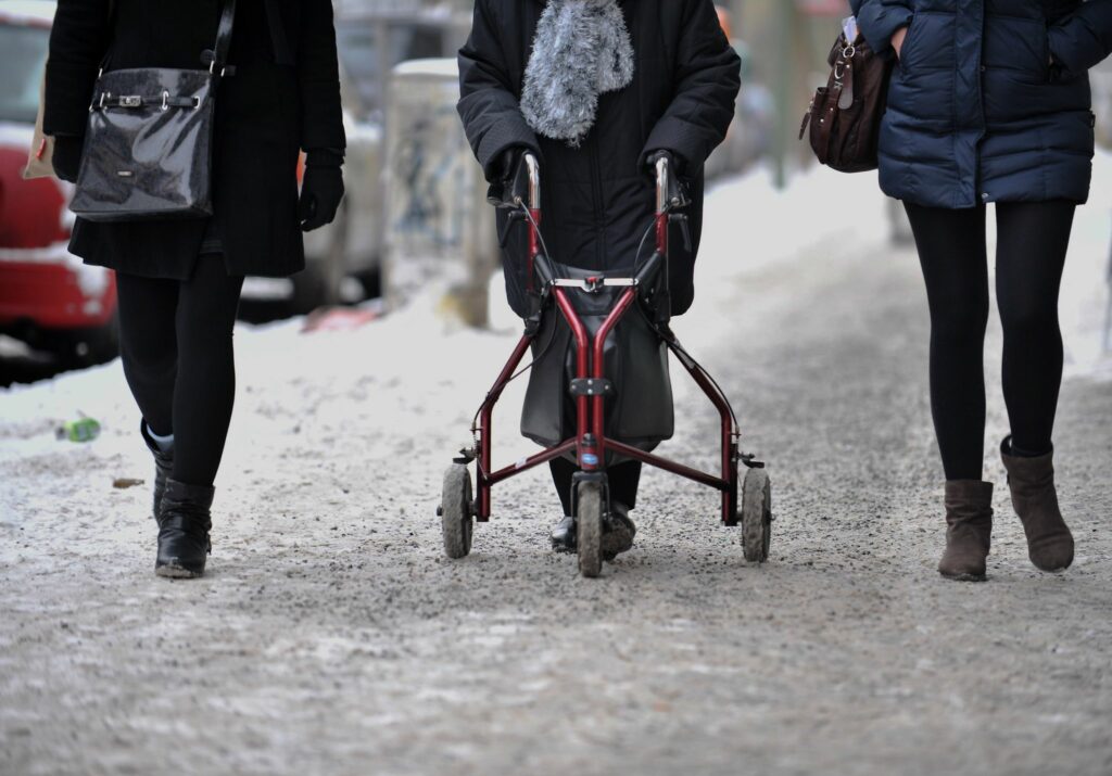 Schnee und Glätte: So ist man mit Rollator sicher unterwegs