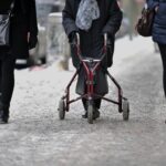 Schnee und Glätte: So ist man mit Rollator sicher unterwegs
