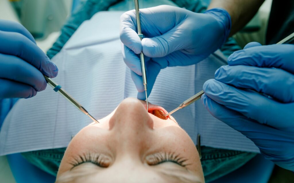 Wie man die Tage nach einer Weisheitszahn-OP gut übersteht